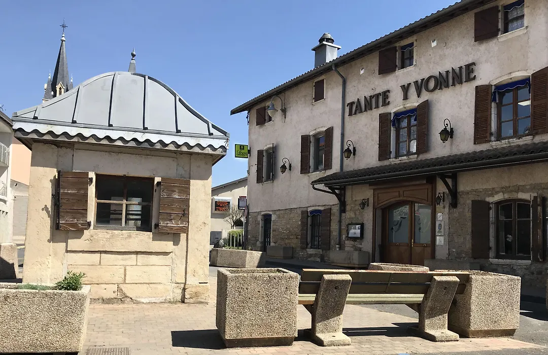 Logis Hotel Tante Yvonne & Son Restaurant Semi-Gastronomique - Lyon Nord-1